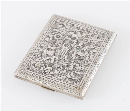 Portasigarette in argento 800. All'interno reca punzone 800. Cm 10x7,8x1....