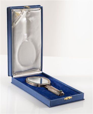 Italia, XX secolo. Specchio in argento 800, con portacipria e portarossetto....