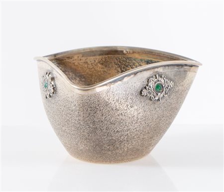 Primo ventennio del XX secolo. Ciotola in argento 800. Sul bordo superiore e...