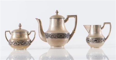 Servizio di tè in argento 800, composto da tre elementi: teiera, lattiera e...