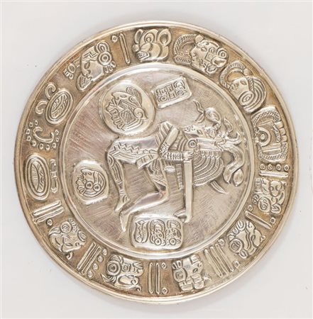 R. RODRIGUEZ, Messico, XX secolo. Piatto decorato in argento 925. Al retro...