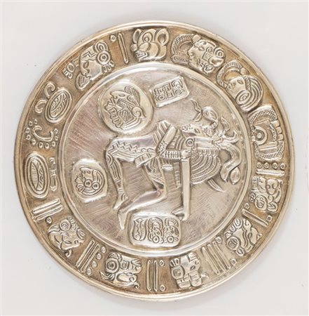 R. RODRIGUEZ, Messico, XX secolo. Piatto decorato in argento 925. Al retro...