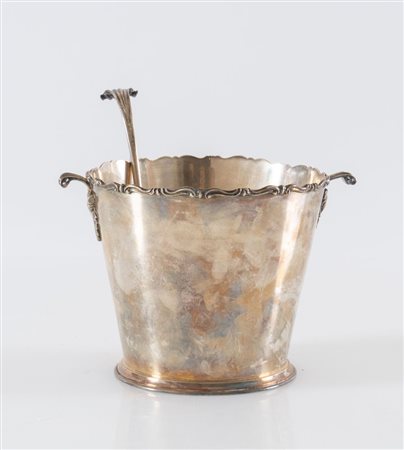 Argenteria Stefani, Bologna, XX secolo. Portaghiaccio e cucchiaio in argento...