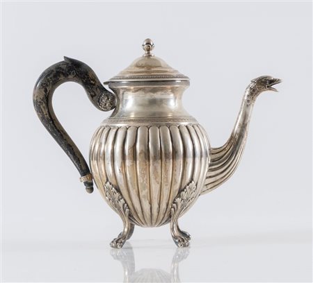 Teiera in argento 800. Sotto la base reca punzoni: 800 e 800. Cm 22,5x28x11....