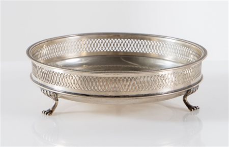 Italia, XX secolo. Alzata in argento 800 con bordo traforato a ringhiera,...