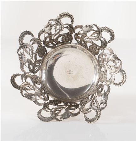 DONATO ZACCARO, FIRENZE, dal 1968. Portafrutta in argento 800. Sulla base...