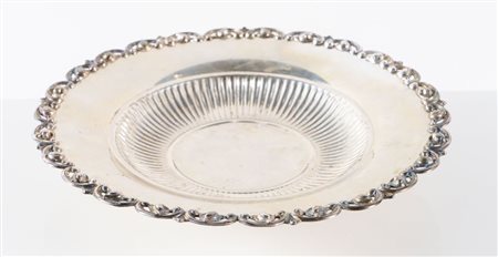 Italia, XX secolo. Alzata in argento 800. Sul bordo superiore reca punzoni:...