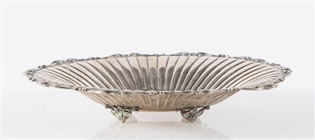 Italia, prima metà del XX secolo. Alzata in argento 800. Sul bordo superiore...