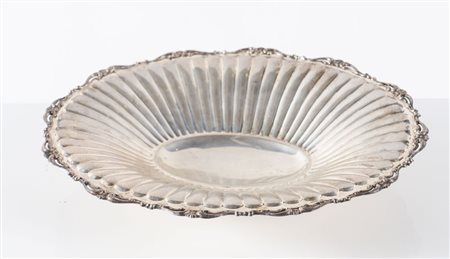 Firenze, prima metà del XX secolo. Alzata in argento 800. Sul bordo superiore...