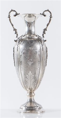 MILANESE MASSIMO, Valenza, prima metà del XX secolo. Vaso in argento 800. Sul...