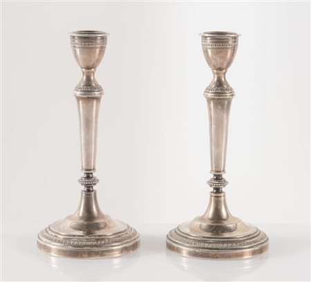 RINO GREGGIO, Padova, dal 1968. Coppia di candelabri in argento 800. Sul...