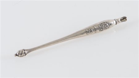 Penna in argento. Non reca punzoni evidenti. Lunghezza: cm 15,6. Peso: 11 gr.