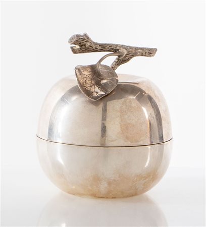Firenze, XX secolo. Scatola in argento 800, a forma di mela. Sotto la base...