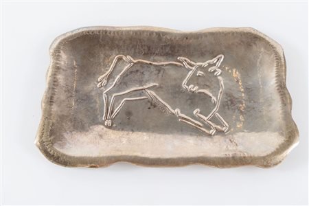 Piatto in argento 800 con toro. Reca firma Massari e punzone 800. Cm 24x15....