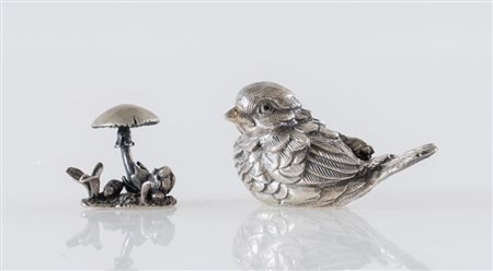 Lotto composto da due oggetti in argento. L'uccellino non reca punzoni...
