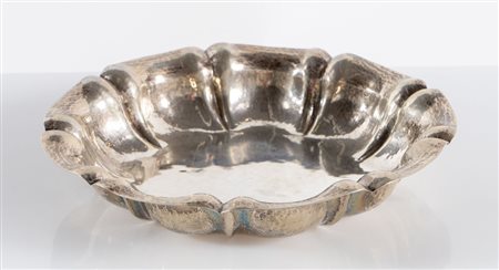 SANDONA’ AURELIO, Vicenza, prima metà del XX secolo. Piatto martellato in...