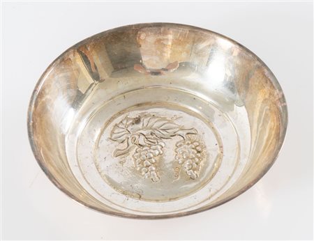 RINO GREGGIO, Padova, dal 1968. Ciotola in argento 800 con piccoli decori...