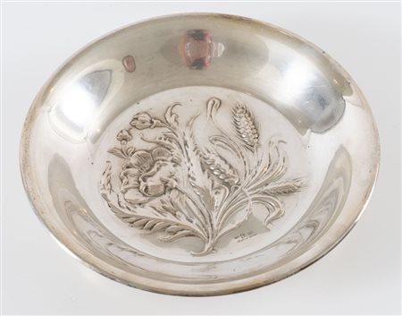 CELLERINI DANILO, Firenze, XX secolo. Piatto in argento 800, recante decoro...