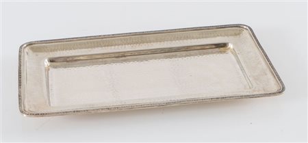 RINO GREGGIO, Padova, XX secolo. Vassoio cesellato in argento 800. Sul bordo...