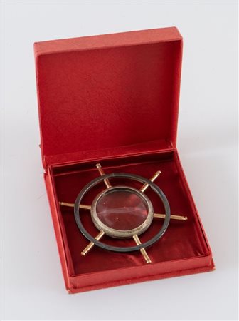 Milano, XX secolo. Lente d'ingrandimento a forma di timone in argento 925 e...