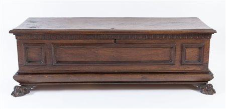Cassapanca lastronata in massello di noce. Area Tosco-Emiliana, primo quarto...