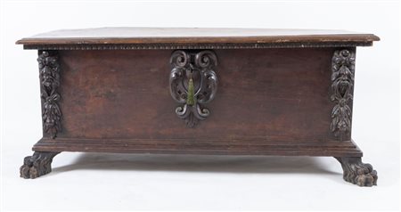 Cassapanca in massello di noce. Fine del XVI secolo - inizi del XVII secolo....