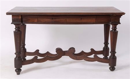 Tavolo in massello di noce con piano modanato a becco di civetta, fascia...