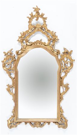Specchiera in legno intagliato e dorato modello a pagoda in stile del XVII...