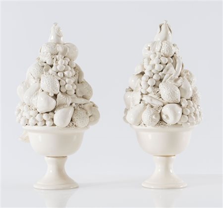 NOVE DI BASSANO Coppia di trionfi di frutta in ceramica bianca. Seconda metà...