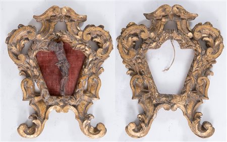 Coppia di cantaglorie in legno intagliato dorato. Una reca frammento di...