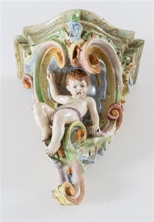 SALVINI Mensola in maiolica policroma invetriata con putto. Seconda metà del...