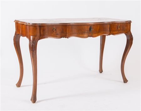 Tavolo scrittoio in stile Luigi xv lastronato in radica di noce e noce. Reca...