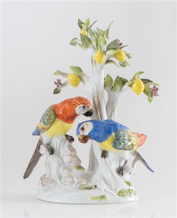 Gruppo di pappagalli in porcellana policroma. Meissen, XX secolo. Cm...
