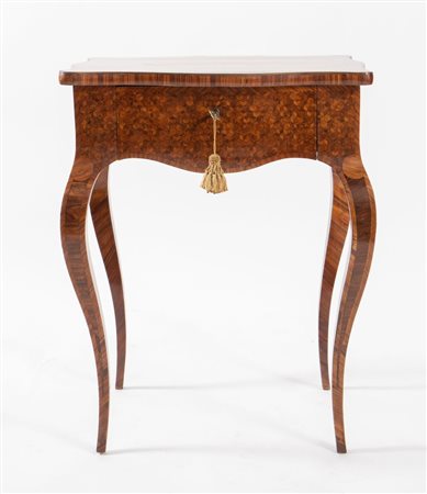 Piccolo tavolo da lavoro interamente lastronato a micro marqueterie in...