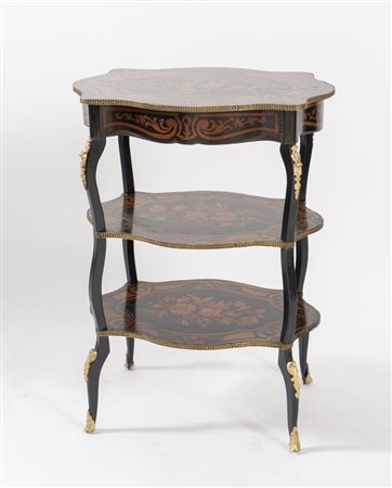 Piccolo etereges Napoleone III di forma polilobata lastronato in legno...