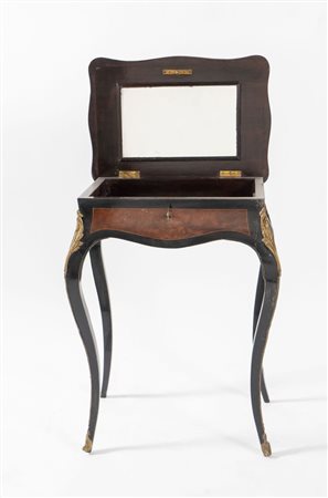 Tavolino da lavoro Napoleone III lastronato in legno ebanizzato con riserve...