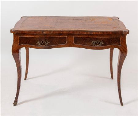 SCRITTOIO lastricato in palissandro con piano in pelle di gusto Luigi XV, ma...