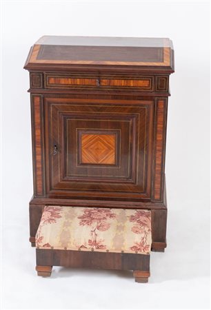 Inginocchiatoio lastronato in palissandro, bois de rose con filettature in...