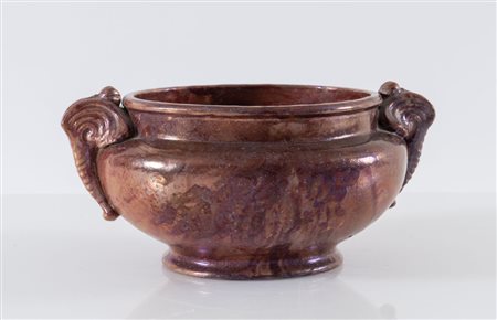 Vaso biansato rosso rubino con anse a testa di elefante. Prima metà del XX...