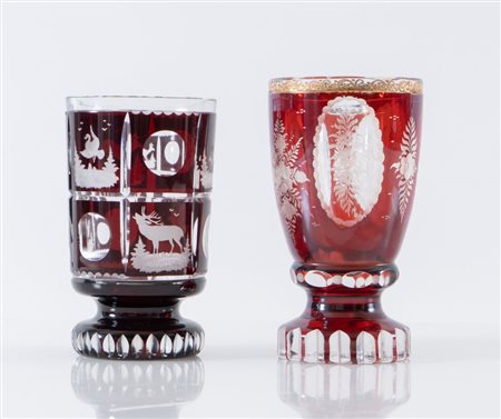 Coppia di bicchieri Biedermeier in vetro rosso e bianco con rifiniture in oro...