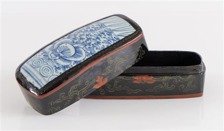 Scatola in legno in lacca cinese con inserti nel coperchio di frammenti di...