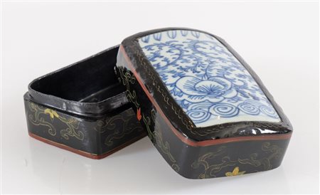 Scatola in legno in lacca cinese con inserti nel coperchio di frammenti di...