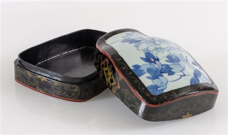 Scatola in legno in lacca cinese con inserti nel coperchio di frammenti di...