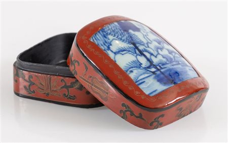 Scatola in legno in lacca cinese con inserti nel coperchio di frammenti di...