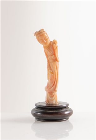 Scultura in materiale prezioso. Cm 7,2x2x2.