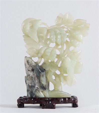 “Uccelli e foglie”. Scultura in giada. XX secolo. Peso: gr. 85. Cm 22x16x6.