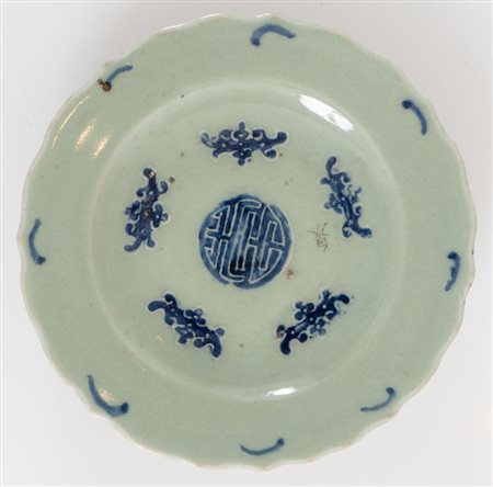 Piatto antico in ceramica decorato sui toni del blu. Contenuto in scatole...