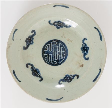 Piatto antico in ceramica decorato sui toni del blu. Contenuto in scatole...