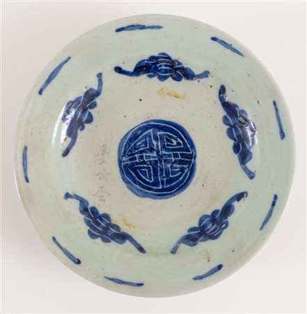 Piatto antico in ceramica decorato sui toni del blu. Contenuto in scatole...