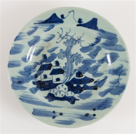 Piatto antico in ceramica decorato sui toni del blu. Contenuto in scatole...